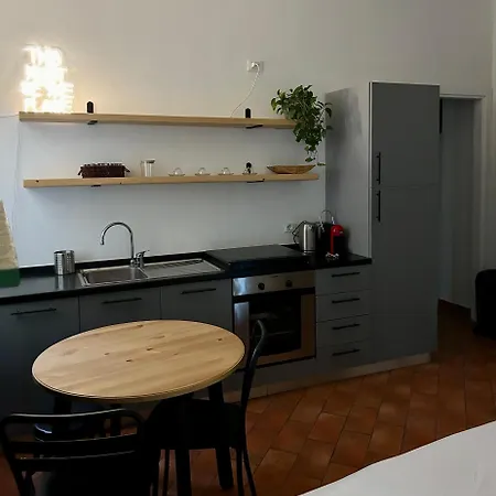 Apartment Sisters'